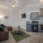 Contemporary 2 Bed Apartment -Belfast East Village