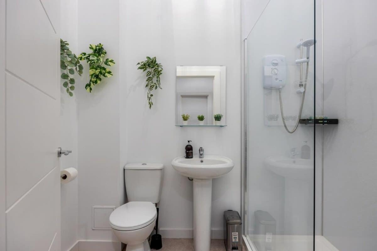 Contemporary 2 Bed -belfast East Village Apartment Belfast